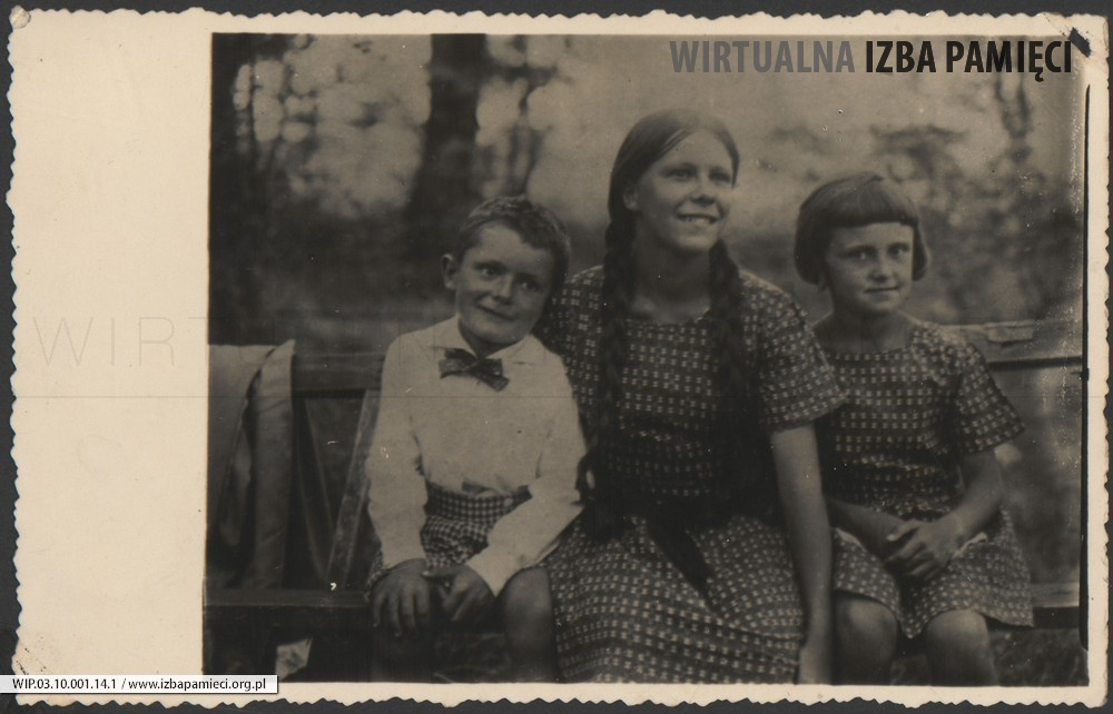1928. Wilno. Fotografia Marii i Romana Gutowskich. W środku Emilia Rudeńska.