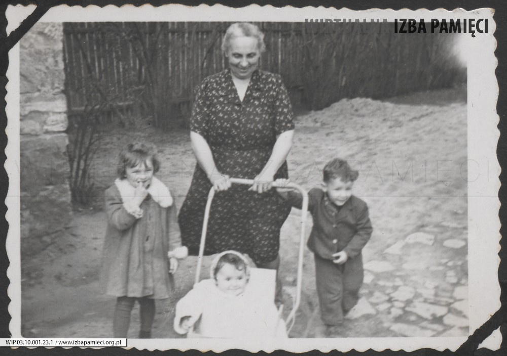 1950. Lubaczów. Spacer z dziećmi. Od lewej Danuta Janiszkiewicz, Józefa Kruszyńska, Wojciech Ruebenbauer, w wózku Barbara Gutowska.