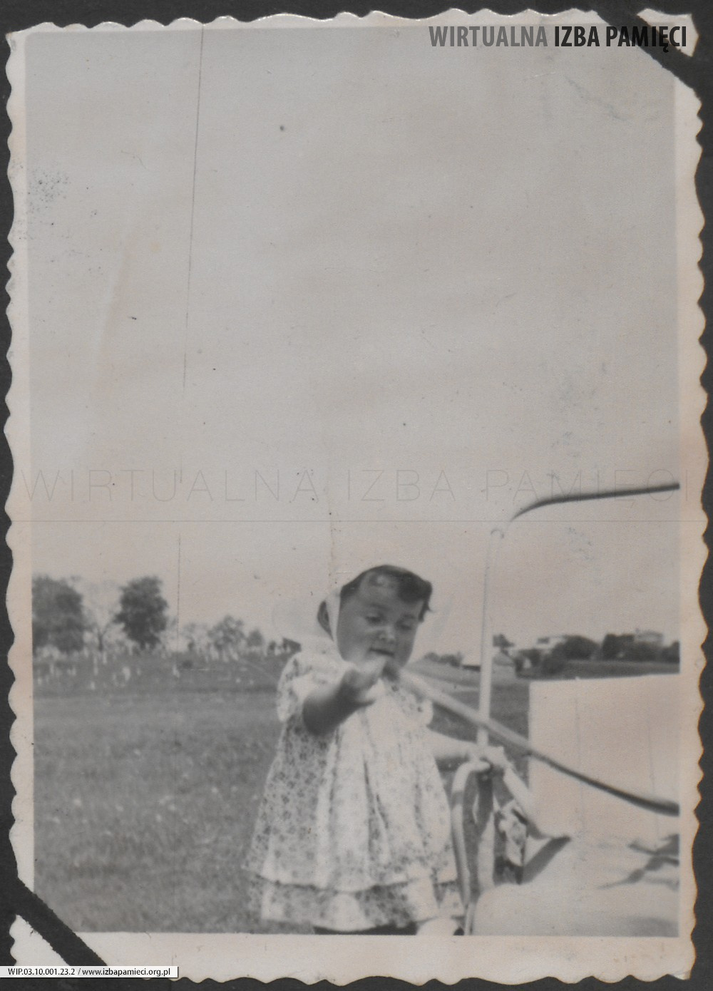 1950. Lubaczów. Mała Barbara Gutowska przy wózku.