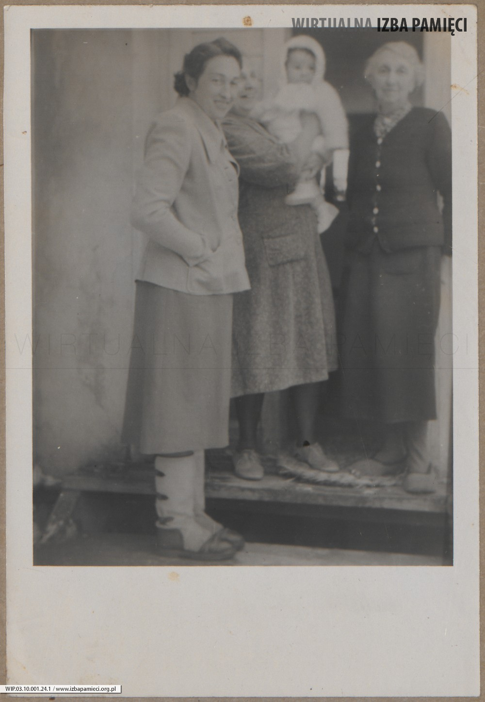 1949. Lubaczów. Fotografia grupowa. Od lewej: Maria Gutowska, Józefa Kruszyńska z wnuczką Barbarą Gutowską na ręku, Maria Kruszyńska.