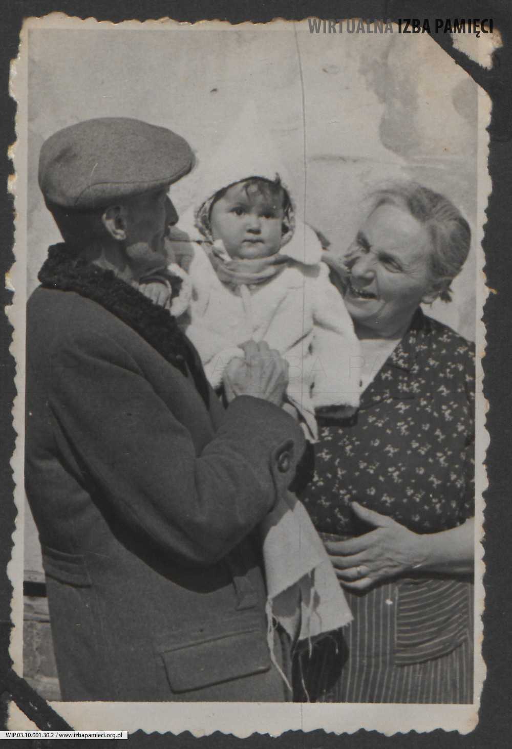 1949. Lubaczów. Władysław Ruebenbauer trzymający na rękach wnuczkę Barbarę Gutowską oraz Józefa Ruebenbauer.