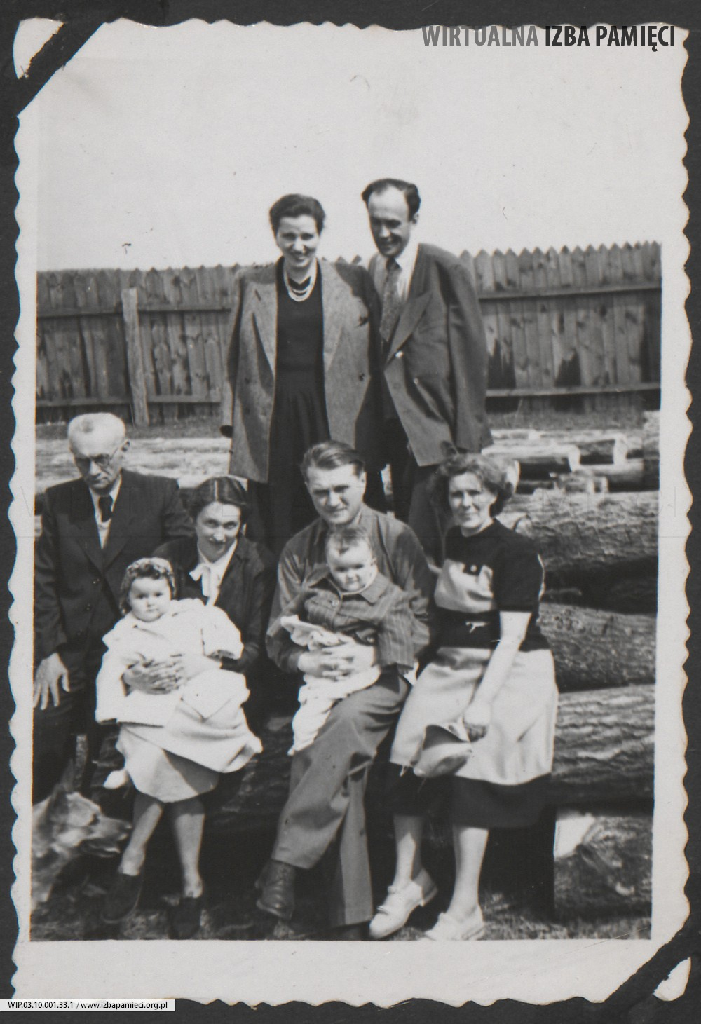 1950. Lubaczów. Pamiątkowe zdjęcie rodzinne. Od lewej: Maria Gutowska z córką Barbarą, Jan Rudeński z córką Elżbietą, Emilia Rudeńska, nad nimi stoi Wacława Ruebenbauer i Stanisław Ruebenbauer.