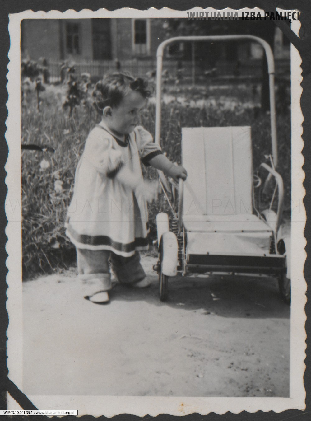 Elżbieta Rudeńska stojąca przy wózku.