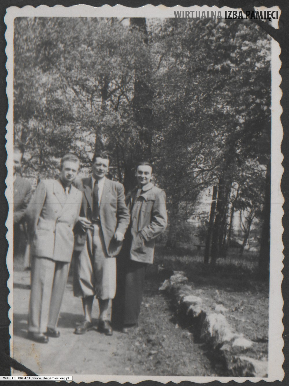 1950. Kraków. Grupa studentów w parku. Drugi od lewej Roman Gutowski za nim Józef Wolańczyk.