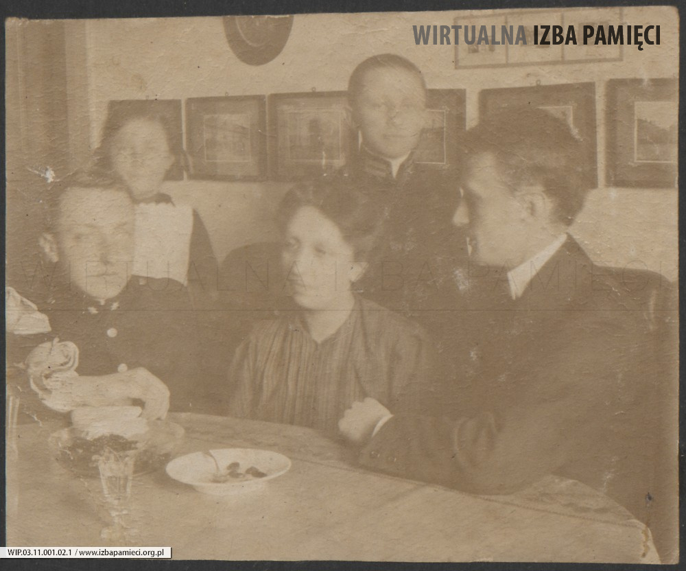 1910. Kulparków. Spotkanie rodzinne. Od lewej: Stanisław Kruszyński, Helena Kruszyńska, Józefa Kruszyńska, Władysław Ruebenbauer, stoi Tadeusz Eminowicz.