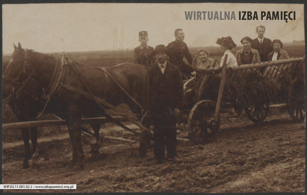 1910. Kulparków. Grupa osób na wozie. Od lewej: Stanisław Eminowicz, Helena Kruszyńska, Józefa Kruszyńska, Eugenia Kruszyńska, Władysław Ruebenbauer.