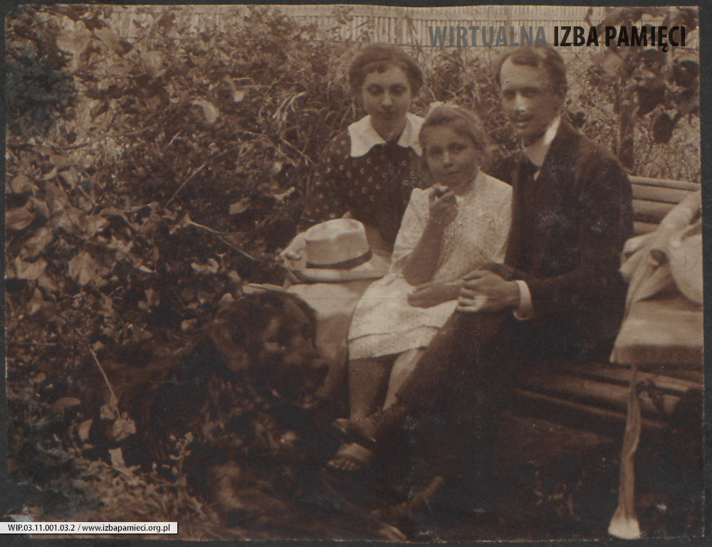 1910. Kulparków. Od lewej: Józefa Kruszyńska, Helena Kruszyńska i Władysław Ruebenbauer na ławce z psem.