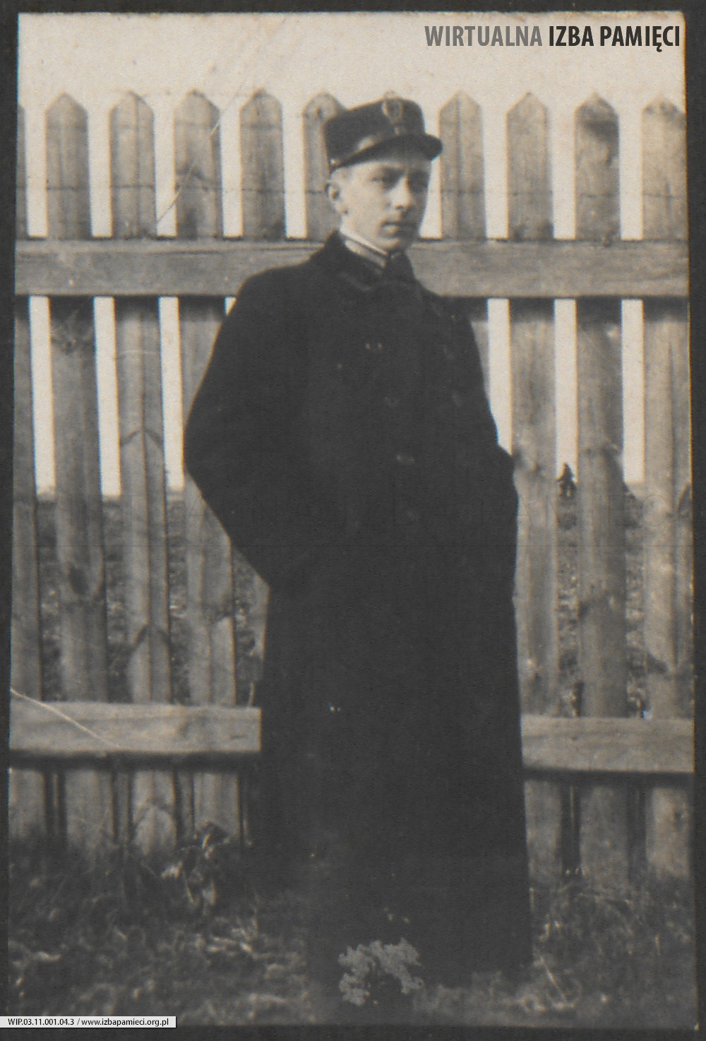 1913. Kulparków. Stanisław Kruszyński przed płotem.