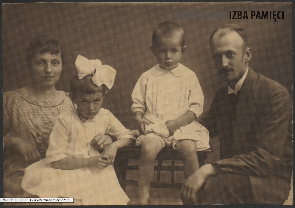 1922. Lubaczów. Józefa i Władysław Ruebenbauerowie z dziećmi: Marią i Stanisławem.