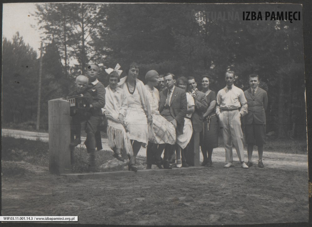 1929. Niemirów. Grupa pensjonariuszy w uzdrowisku w Niemirowie. Od lewej: Jan Ruebenbauer, nieznany, Maria Ruebenbauer, Eugenia Kruszyńska, trzecia od prawej Helena Styrna.
