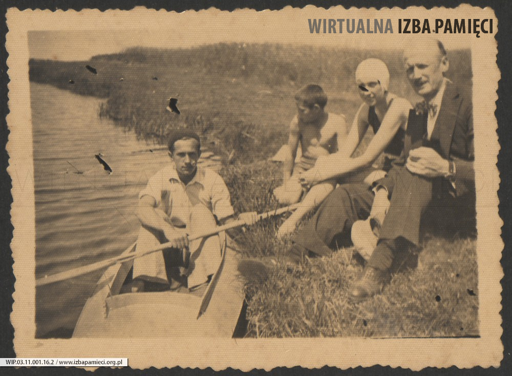 1935. Lubaczów. Stanisław, Maria i Władysław Ruebenbauerowie nad wodą.
