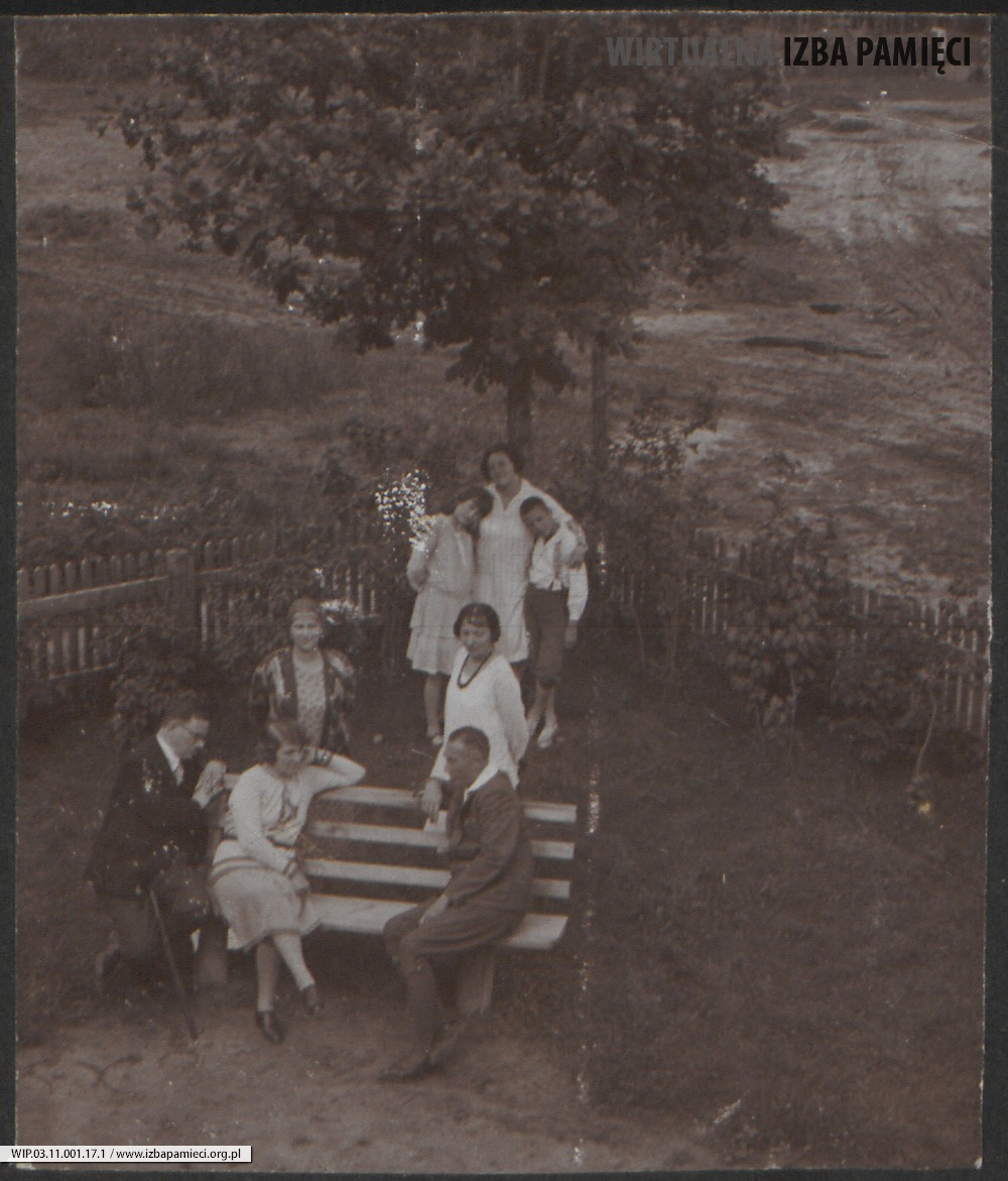 1930. Grupa osób w ogrodzie. W drugim rzędzie pierwsza z prawej Eugenia Kruszyńska. Na końcu stoi Helena Styrna.
