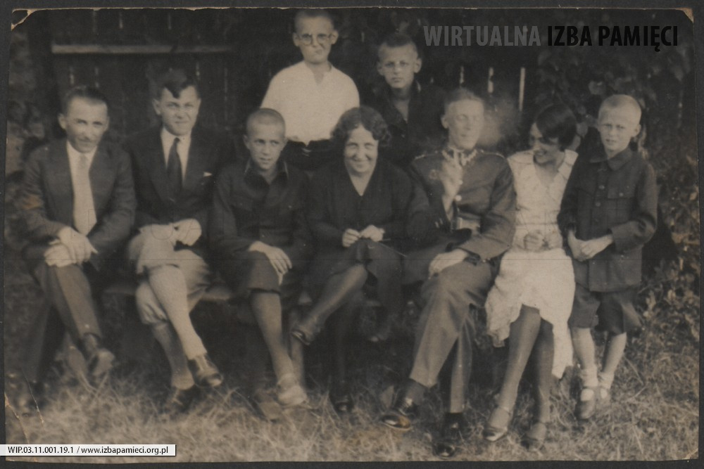 1930. Lwów. Jan i Maria Ruebenbauerowie (z prawej strony) z grupą osób. Piąty z prawej Stanisław Ruebenbauer.