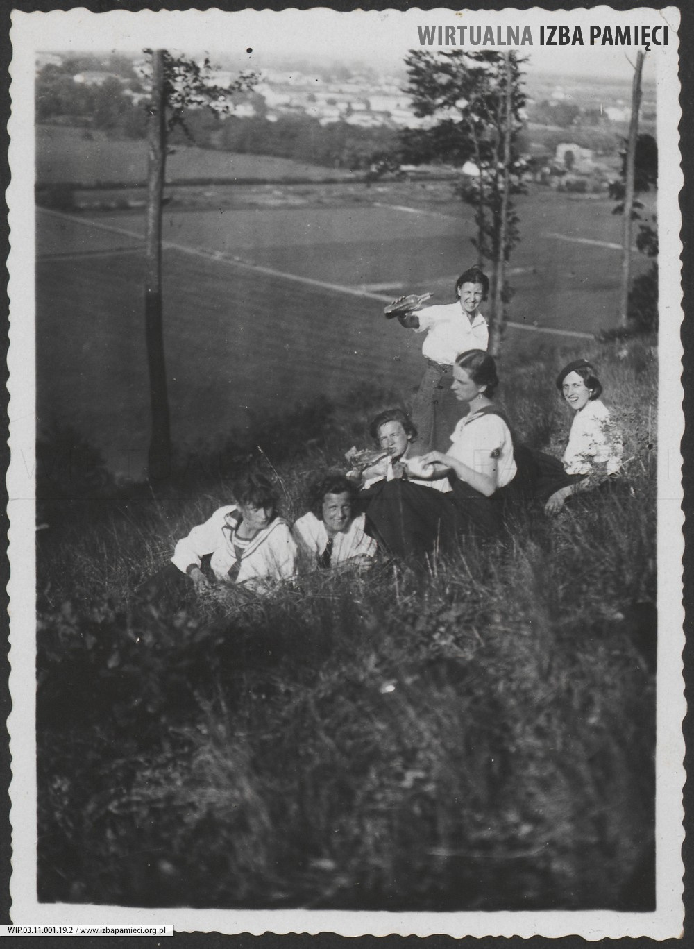 1930. Lwów. Grupa osób na łące. Pierwsza z prawej Maria Ruebenbauer.