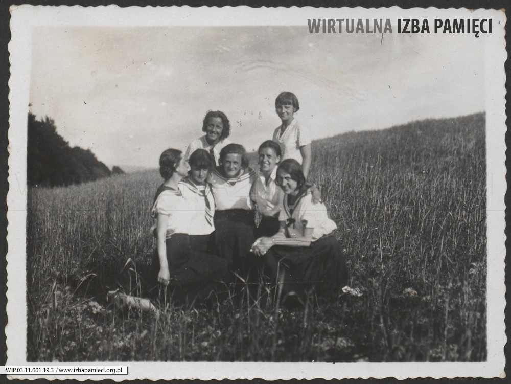 1930. Lwów. Grupa dziewczyn na łące. Pierwsza z prawej Maria Ruebenbauer.