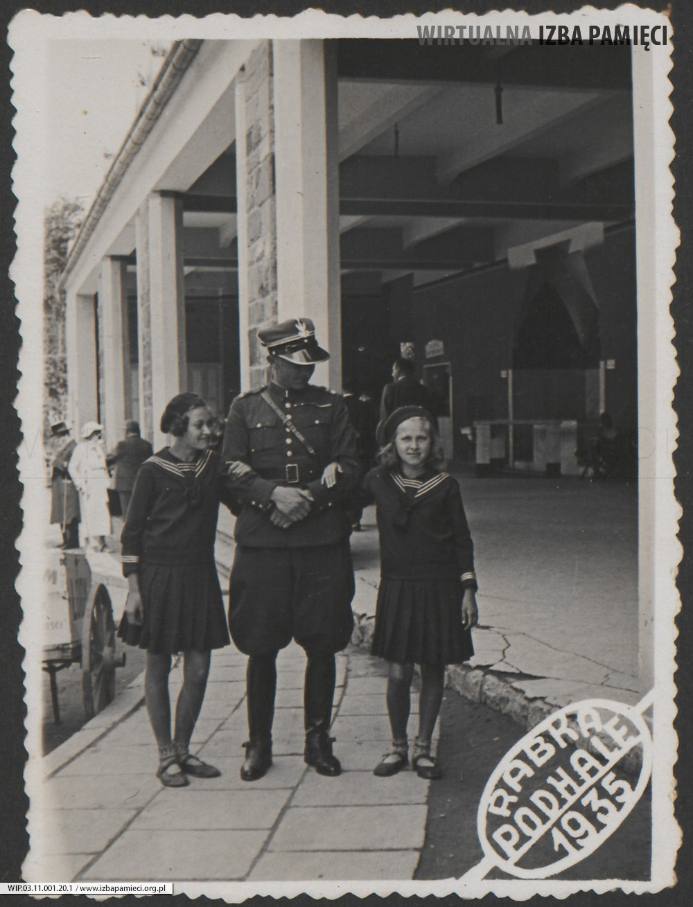 1935. Rabka. Mężczyzna z dziewczynkami.