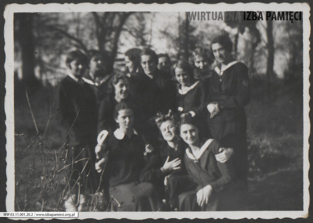 1930. Lwów. Maria Ruebenbauer (pierwsza z prawej) z grupą osób.