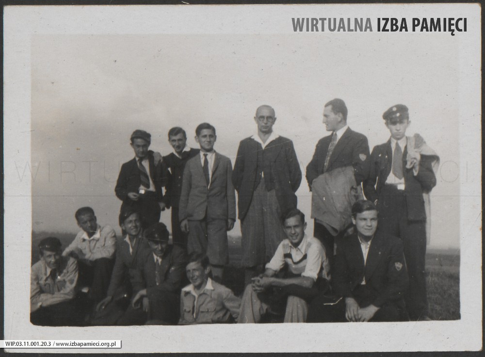 1935. Rabka. Stanisław Ruebenbauer (w pierwszym rzędzie drugi z prawej) z grupą osób.