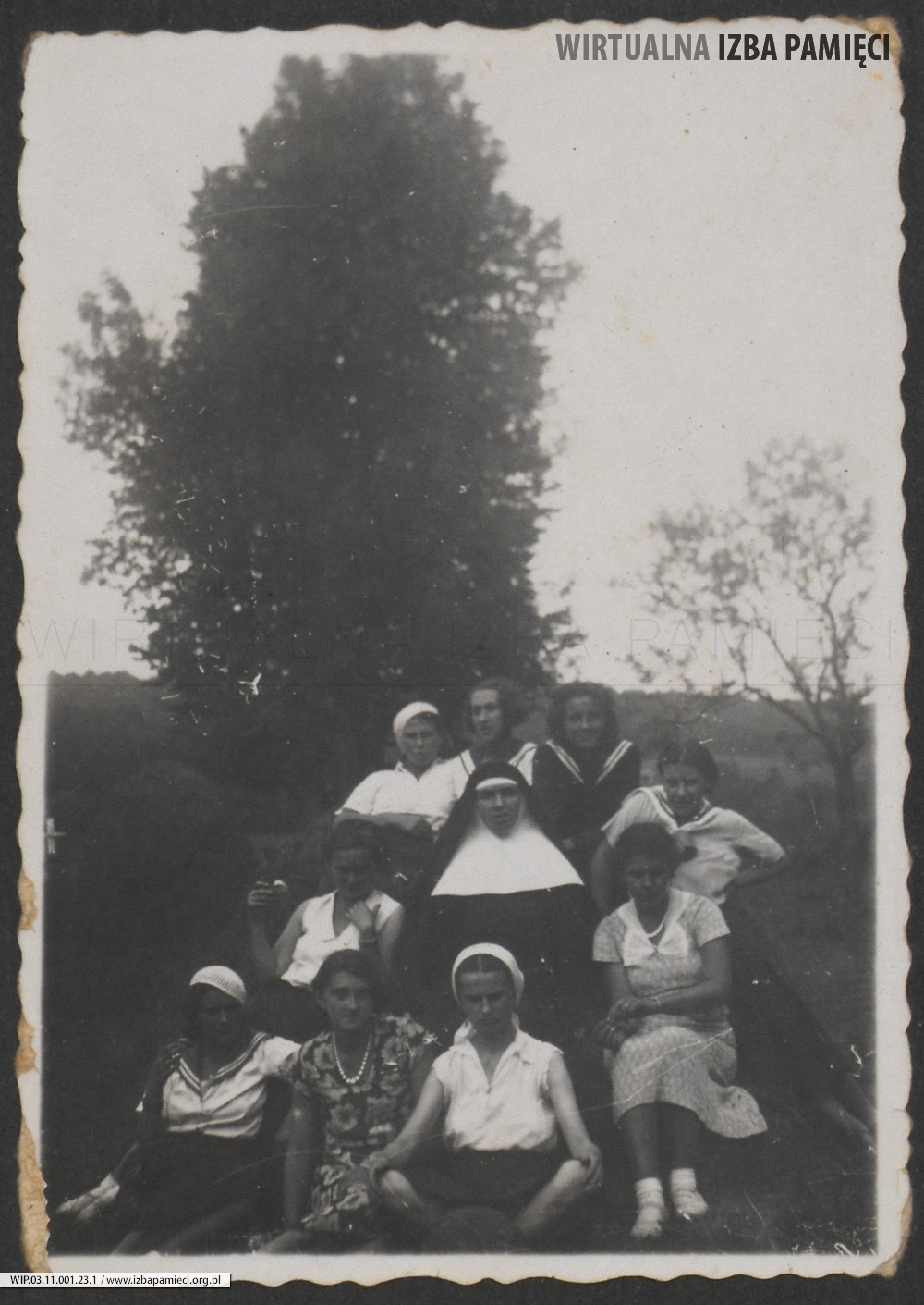 1930. Lubaczów. Grupa młodych dziewczyn z siostrą zakonną. W środku na górze stoi Maria Ruebenbauer.