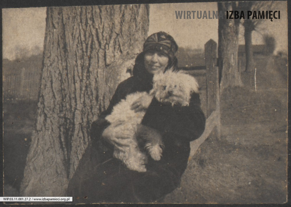 1936. Lubaczów. Fotografia kobiety z psem.