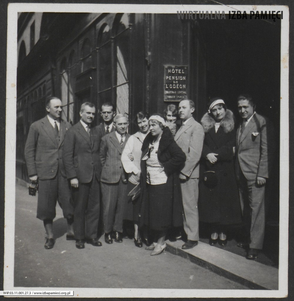 1936. Lubaczów. Grupa osób przed budynkiem.