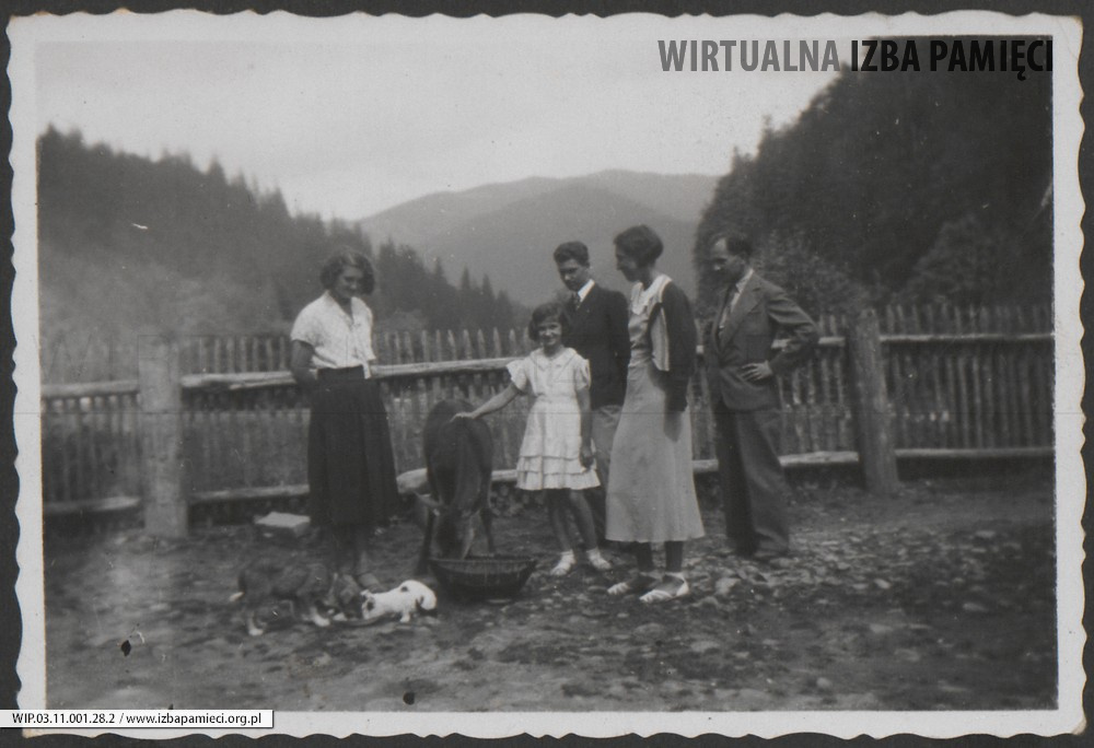 1935. Grupa osób na podwórku ze zwierzętami. Druga z prawej Maria Ruebenbauer.