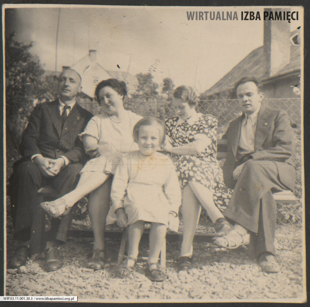 1936. Lubaczów. Zdjęcie rodzinne na ławce. Od lewej: Tadeusz Eminowicz, Helena Styrna, Jadwiga Styrna, Emilia (zwana Lusią) Eminowicz, Ryszard Styrna.
