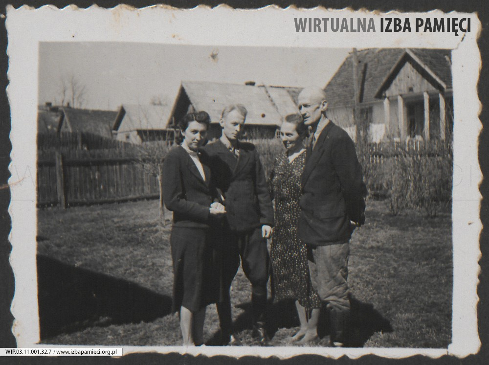 1934. Lubaczów. Pamiątkowe zdjęcie Ruebenbauerów przed domem. Od lewej: Maria, Jan, Józefa, Władysław Ruebenbauerowie.