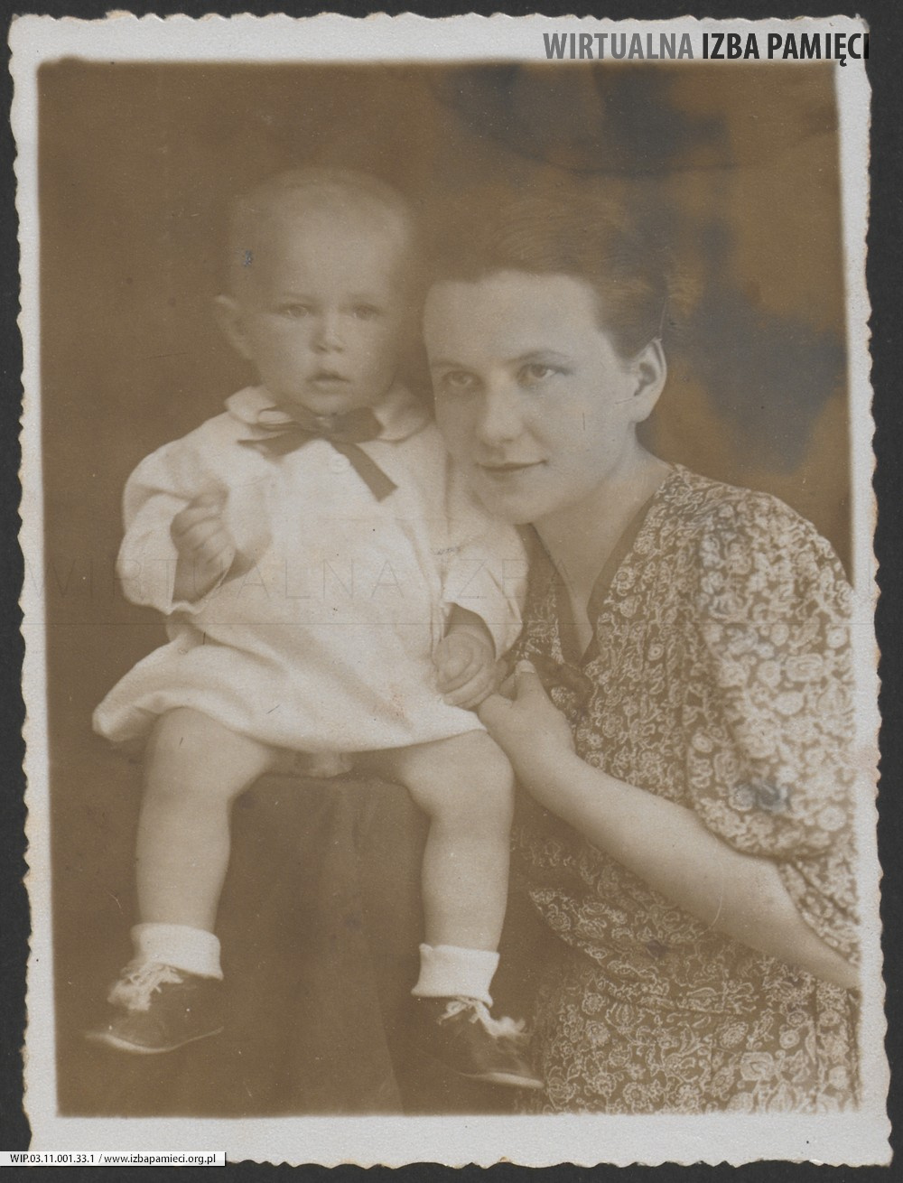 1937. Lubaczów. Fotografia kobiety z dzieckiem.