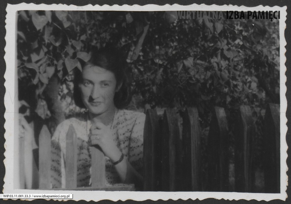 1937. Lubaczów. Maria Gutowska przy płocie.