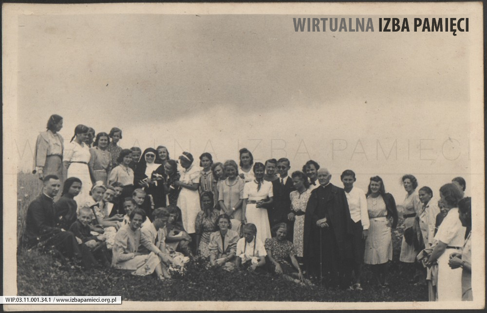 Lata 30. XX w. Fotografia grupowa. Pierwsza z prawej Maria Gutowska.