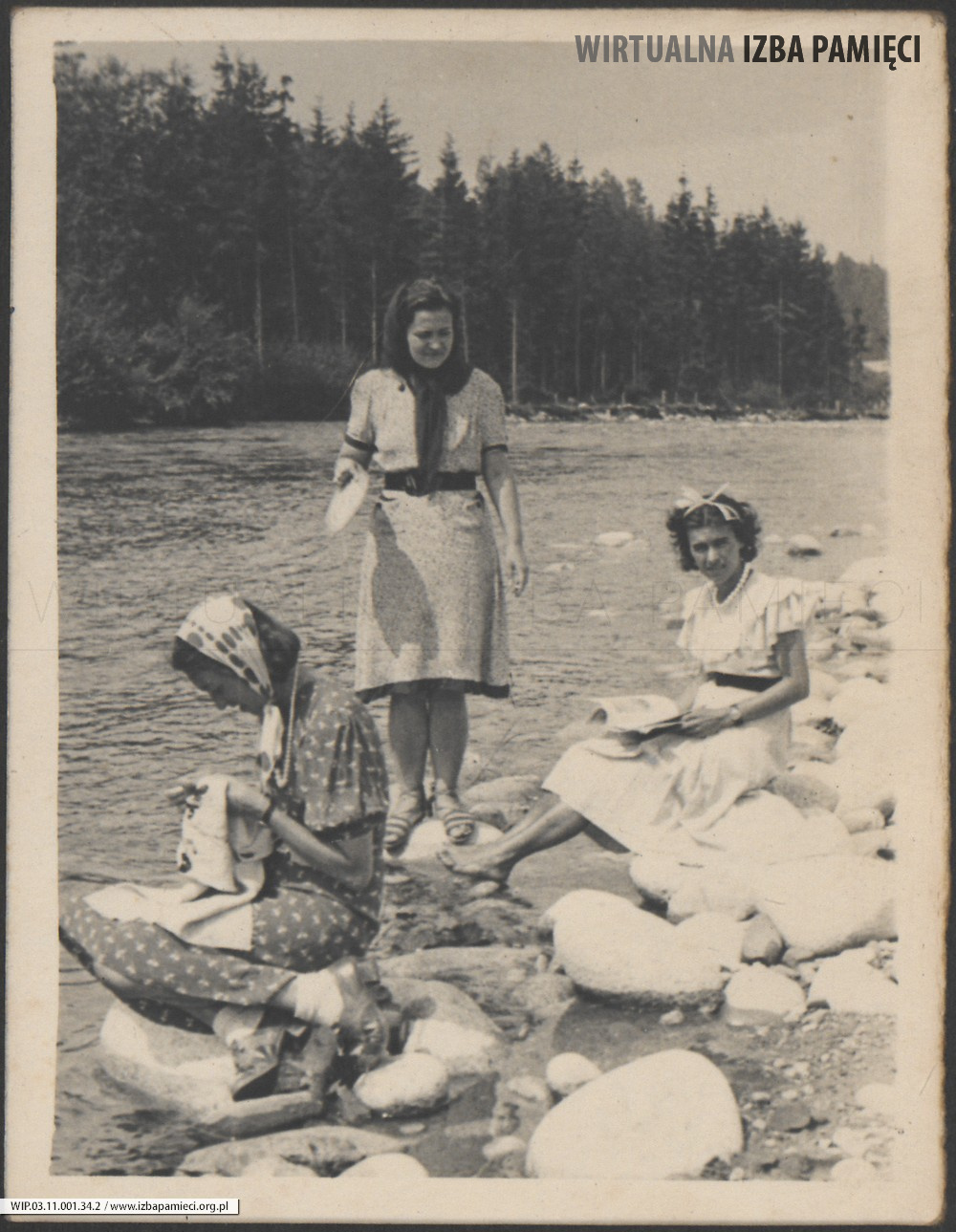 Lata 30. XX w. Zdjęcie trzech młodych dziewczyn nad wodą. Pierwsza z lewej Maria Gutowska.