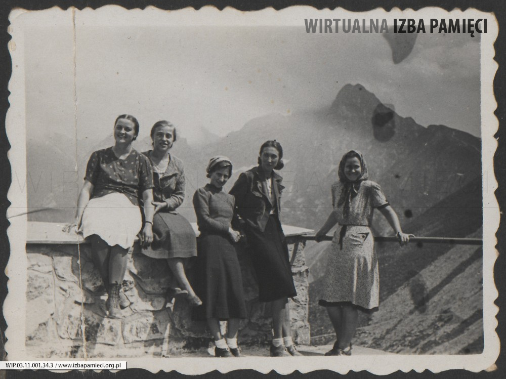 Lata 30. XX w. Grupa dziewczyn na tle panoramy gór. Druga z prawej Maria Gutowska.