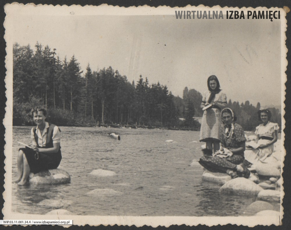 Lata 30. XX w. Grupa dziewczyn nad wodą. Druga z prawej Maria Gutowska.