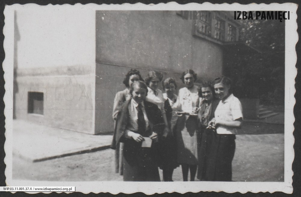 1936. Lubaczów. Maria Ruebenbauer (trzecia z prawej) z grupą osób.