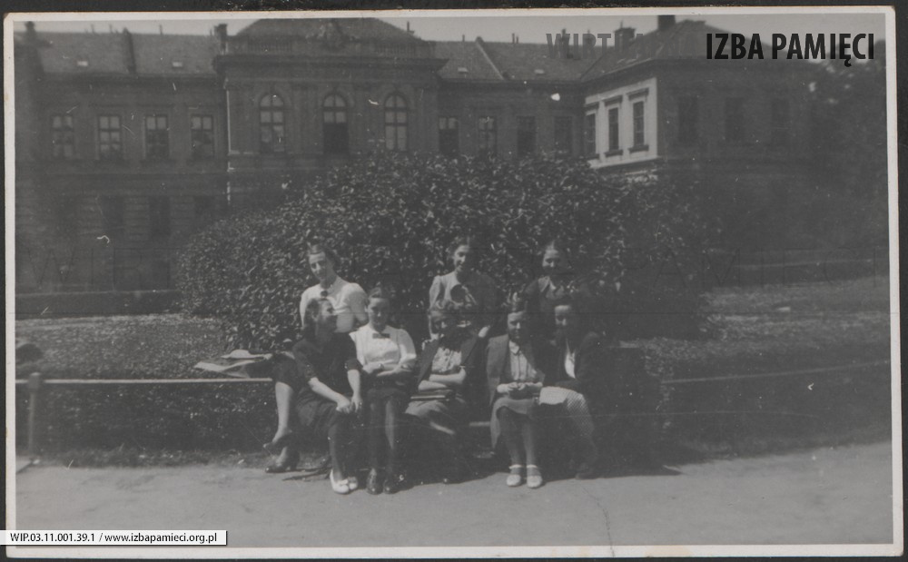 1936. Lwów. Grupa kobiet na tle budynku.