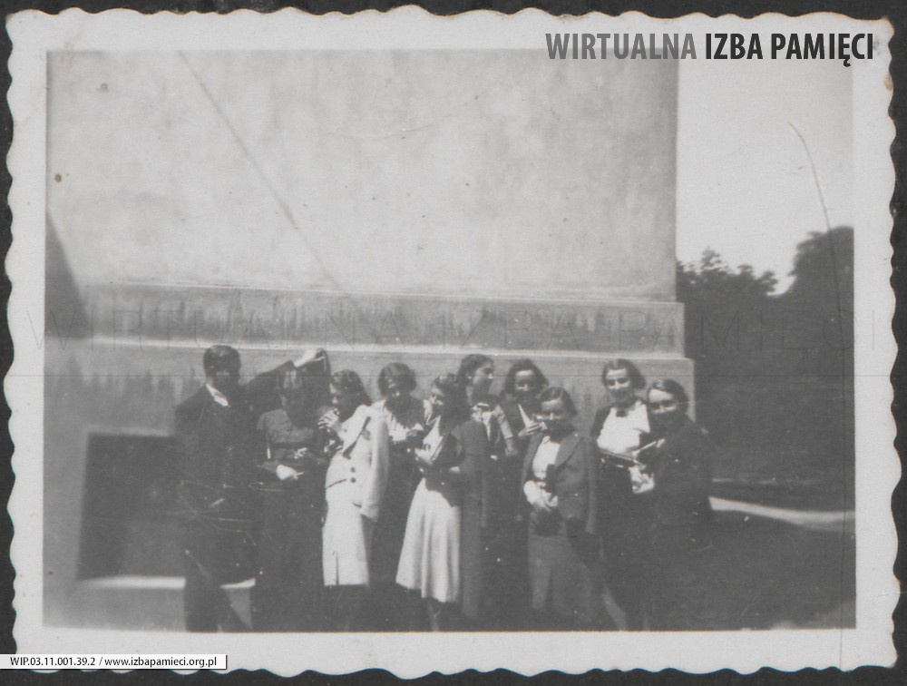 1936. Lwów. Grupa osób przed budynkiem.