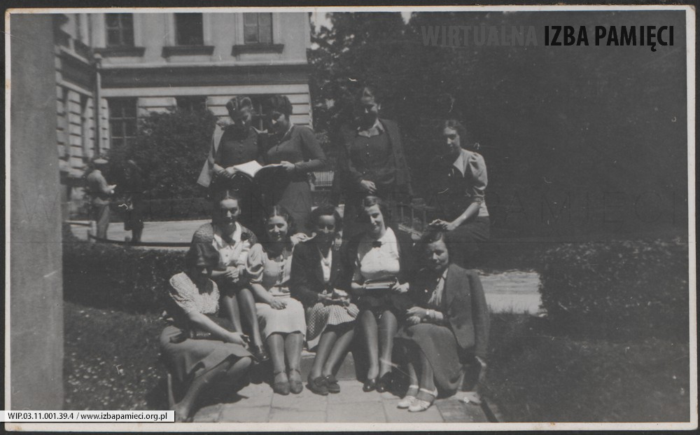 1936. Lwów. Grupa studentek farmacji. Pierwsza z prawej Maria Gutowska.