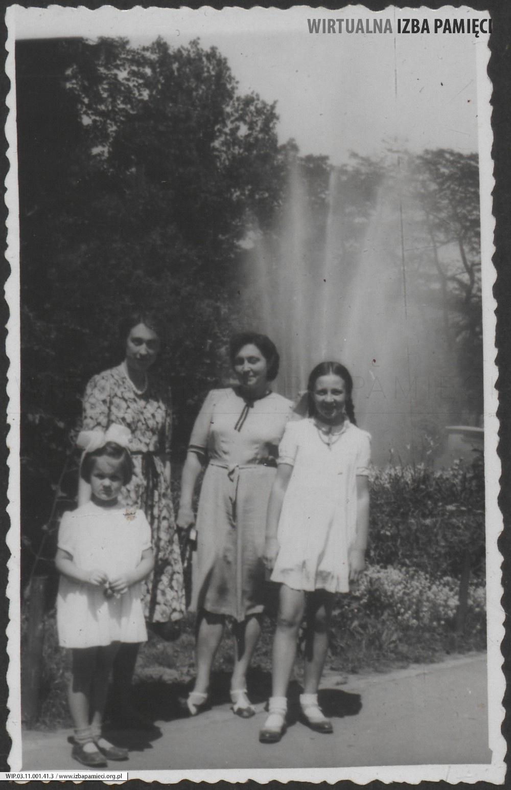 1939. Kraków. Maria Ruebenbauer oraz Helena Styrna z córkami: Heleną i Jadwigą Styrna w ogrodzie botanicznym w Krakowie.