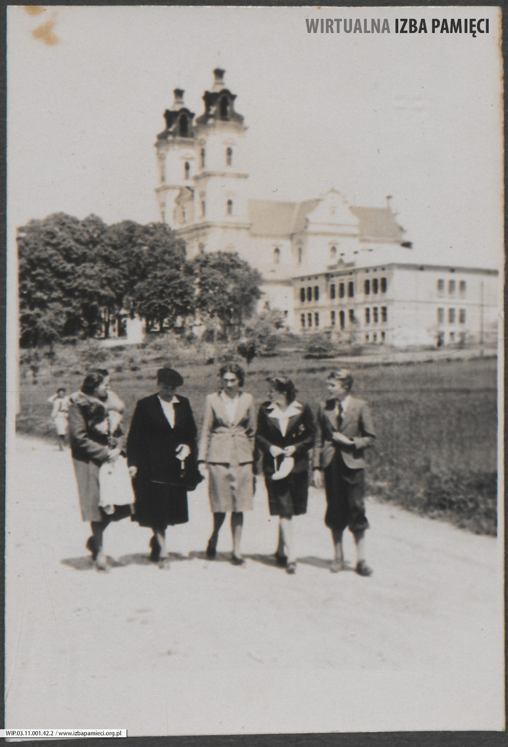 1939. Kraków. Grupa kobiet na tle budynku. Druga z lewej Józefa Ruebenbauer, trzecia - Maria Ruebenbauer.
