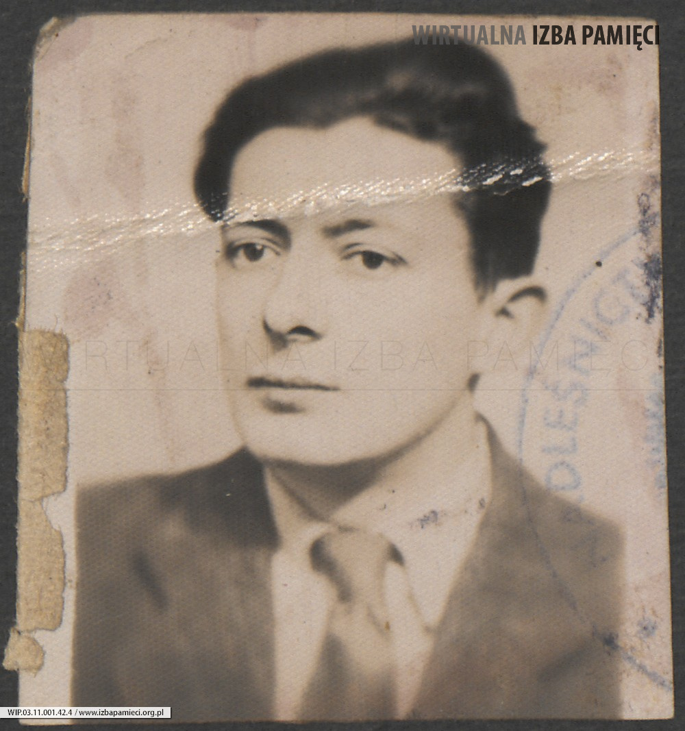 1950. Lubaczów. Zdjęcie legitymacyjne Romana Gutowskiego.