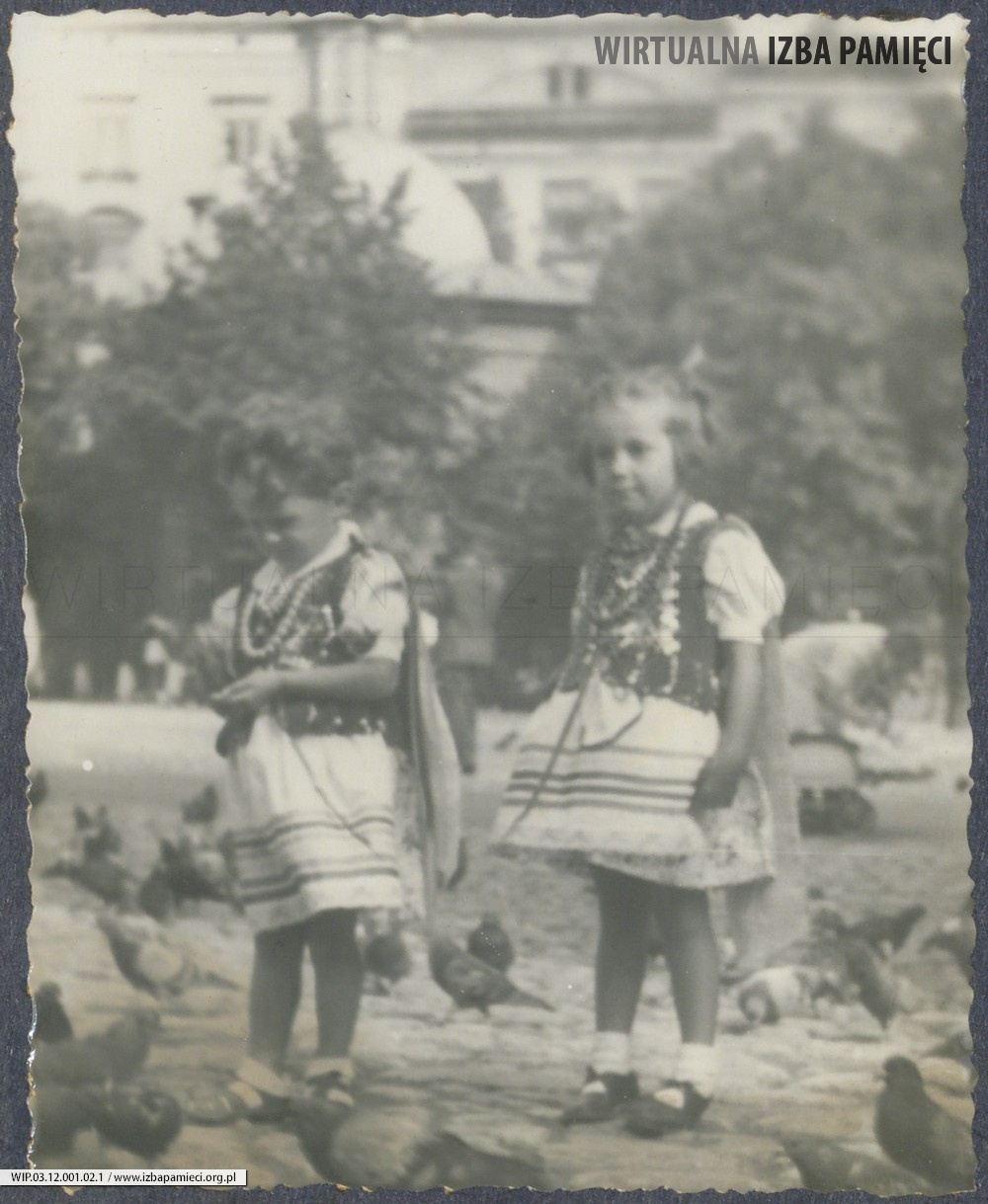 1955. Kraków. Ewa i Barbara Gutowskie.