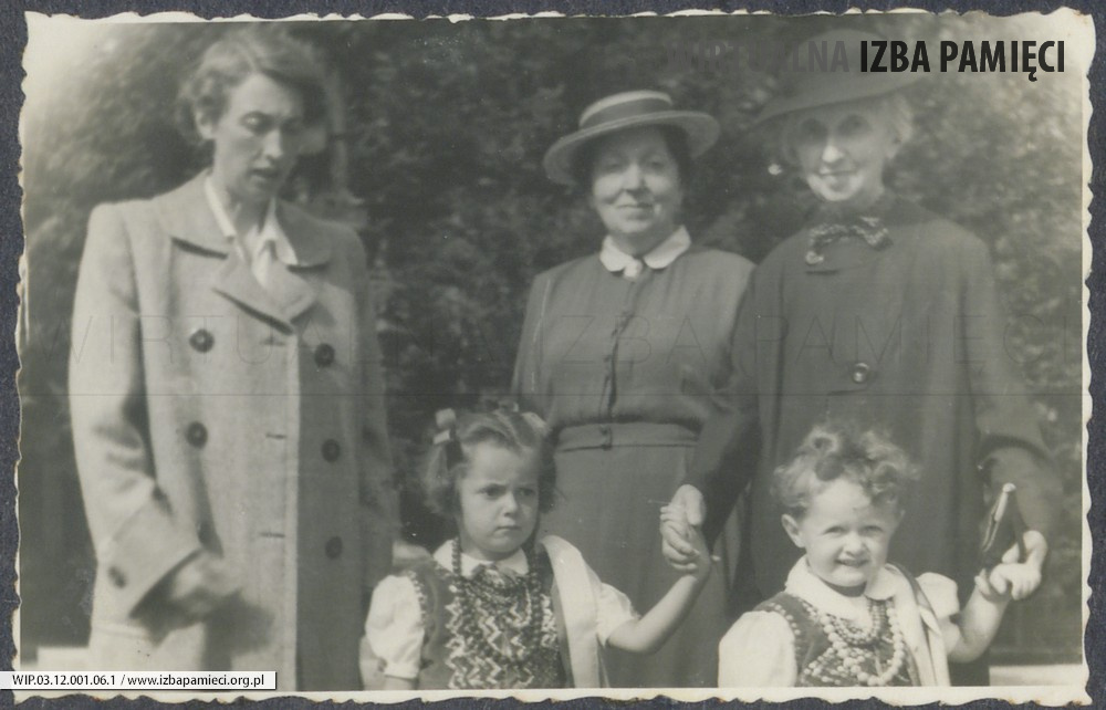 1955. Kraków. Rodzina Gutowskich w Krakowie. Od lewej: Maria Gutowska, Eugenia Kruszyńska i Maria Kruszyńska z córkami: Ewą i Barbarą Gutowską.