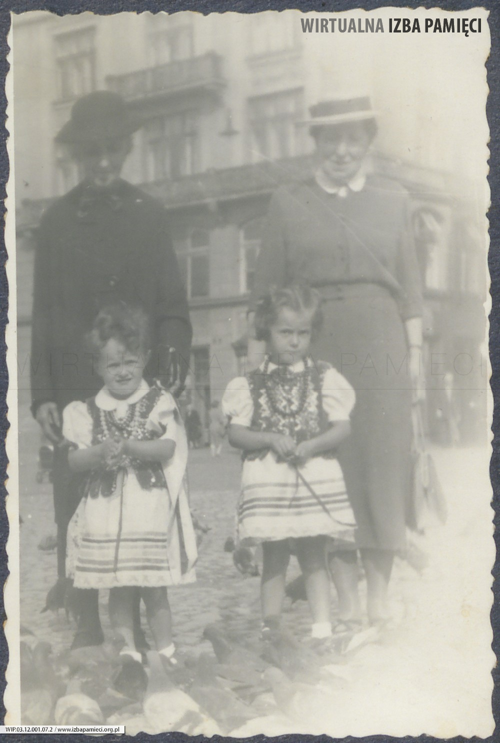 1955. Kraków. Maria Kruszyńska (z lewej) i Eugenia Kruszyńska (z prawej) z córkami: Ewą i Barbarą Gutowską.