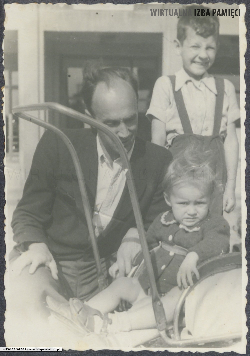 1955. Stanisław Ruebenbauer (z lewej) z Jackiem Ruebenbauerem w wózku i Wojciechem Ruebenbauerem.