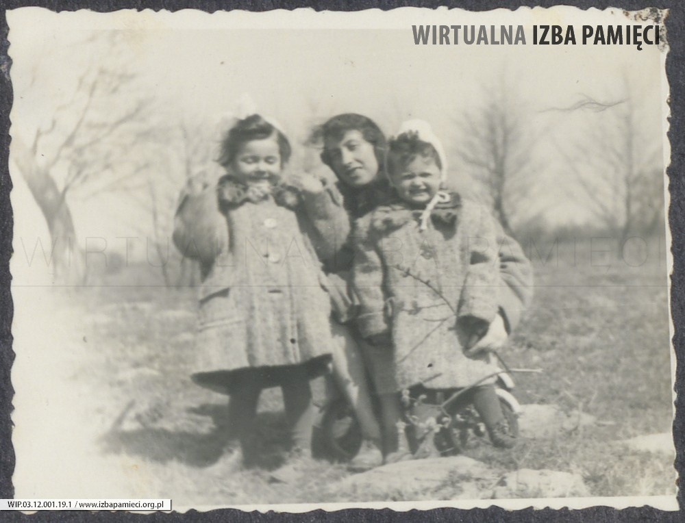 1955. Lubaczów. Maria Gutowska z córkami: Ewą i Barbarą. Fot.2 - z prawej strony] 