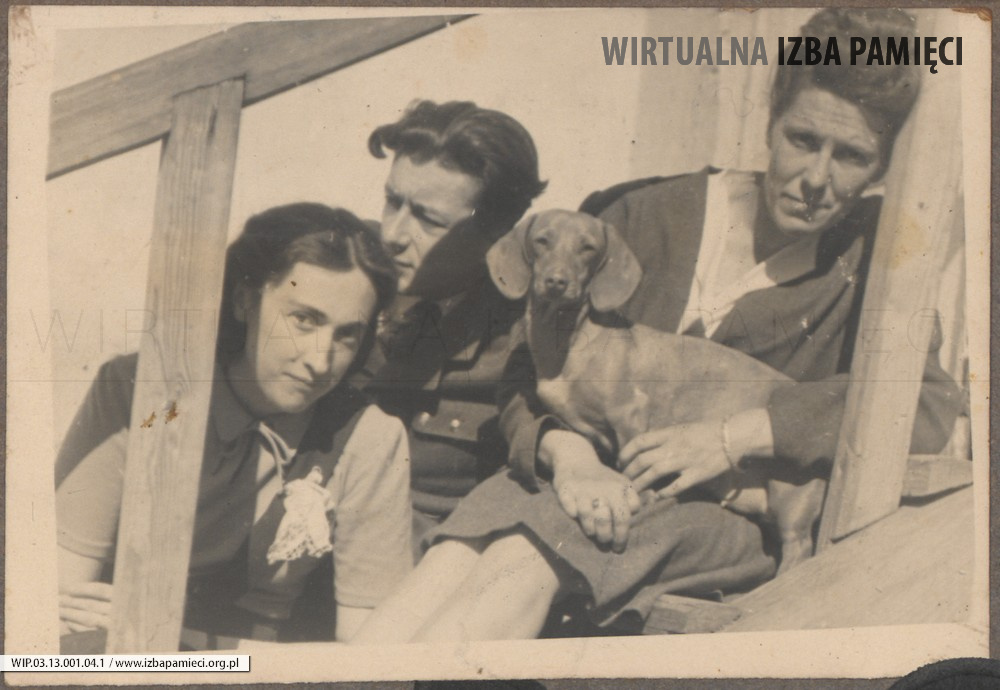 Lata 50. XX w. Lubaczów. Maria i Roman Gutowscy (z lewej) Emilia z Gutowskich Rudeńska z psem.