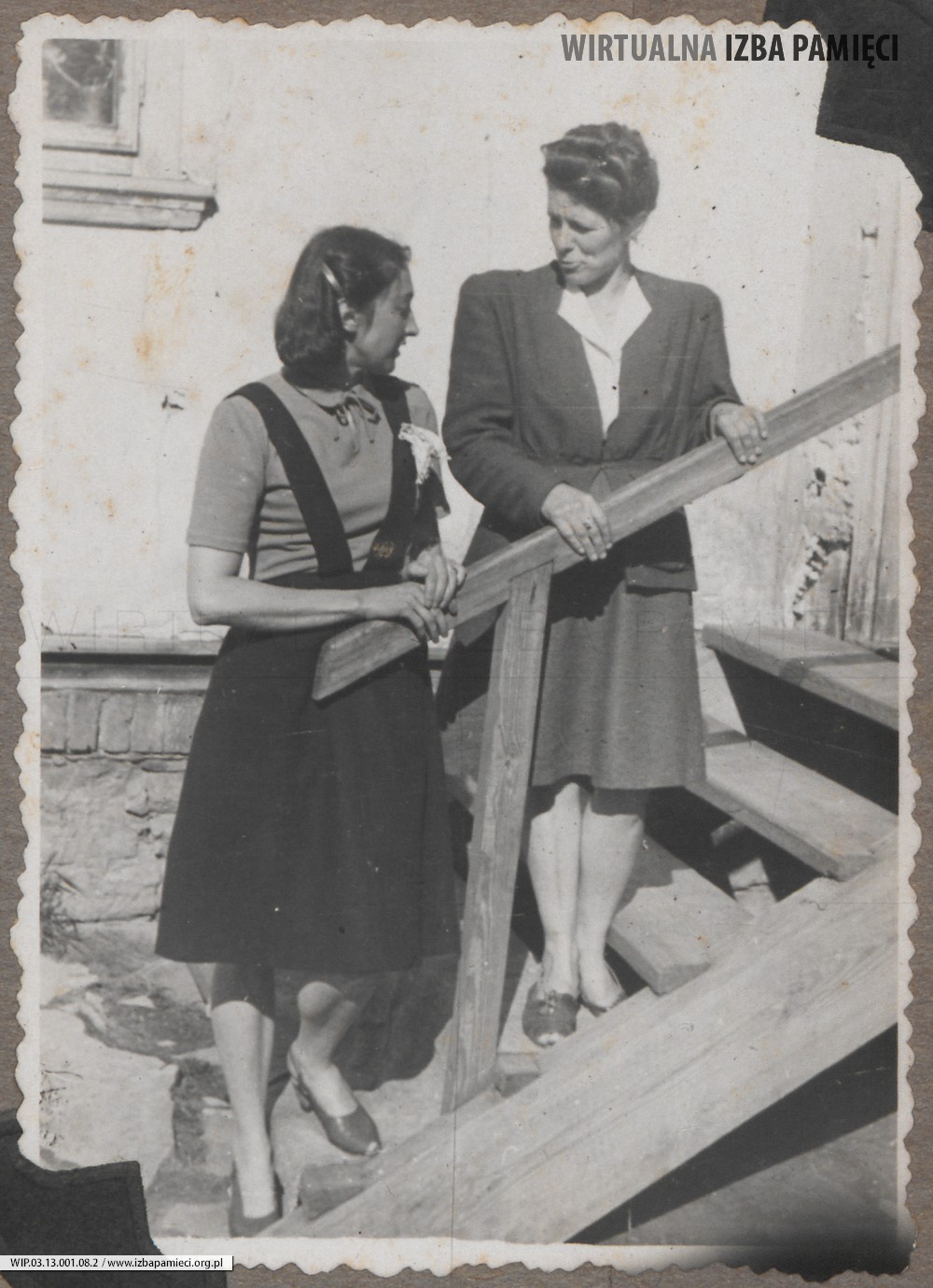 1948. Lubaczów. Maria Gutowska (z lewej) i Emilia Rudeńska na schodach.