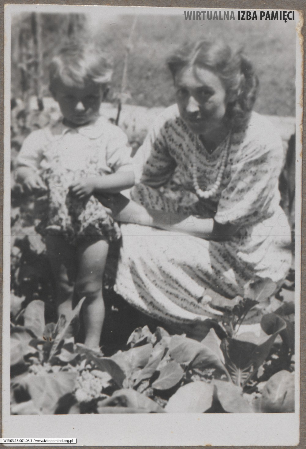 1948. Lubaczów. Maria Gutowska z dzieckiem.
