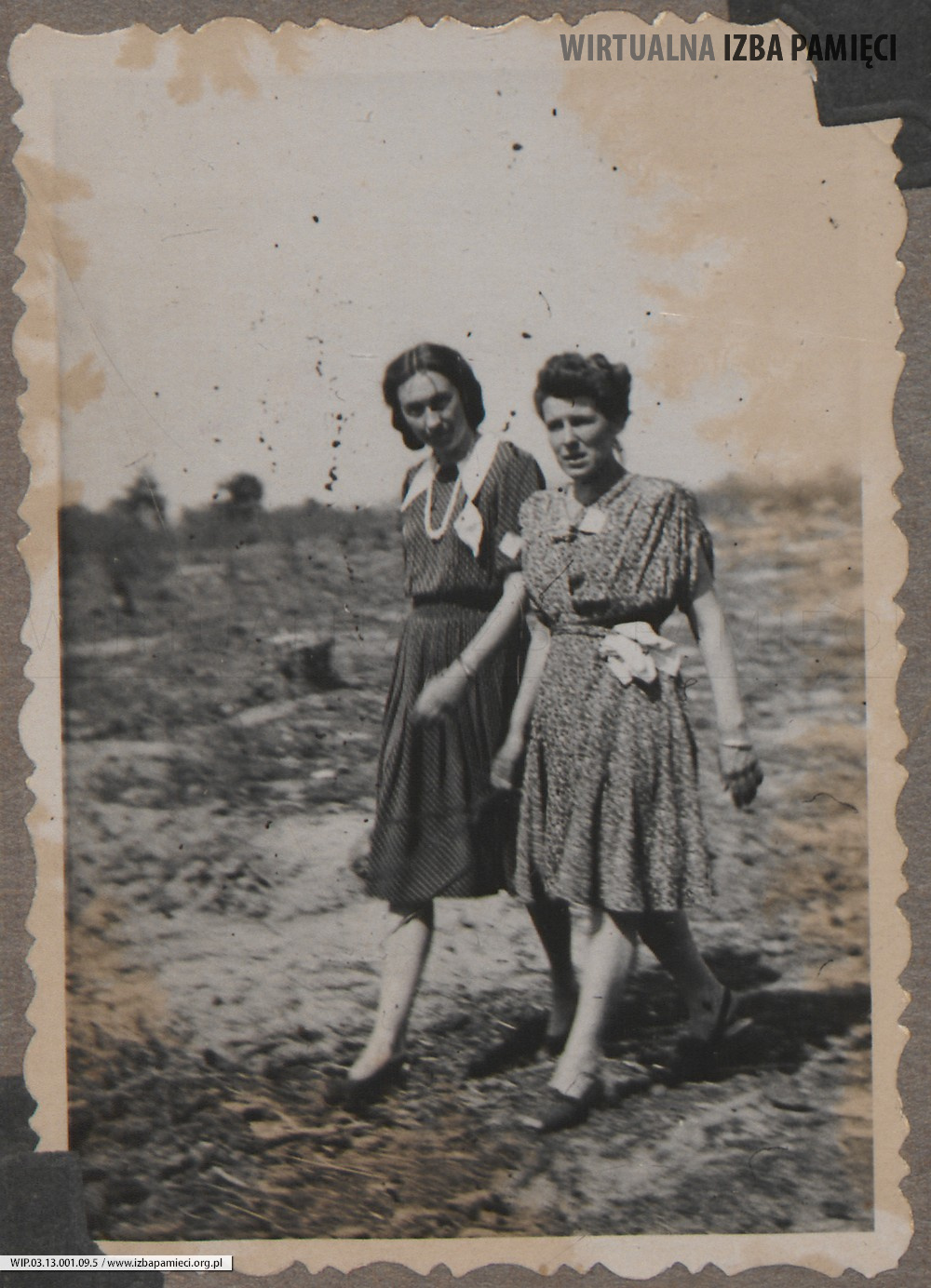 1948. Lubaczów. Maria Gutowska (z lewej) i Emilia Rudeńska.